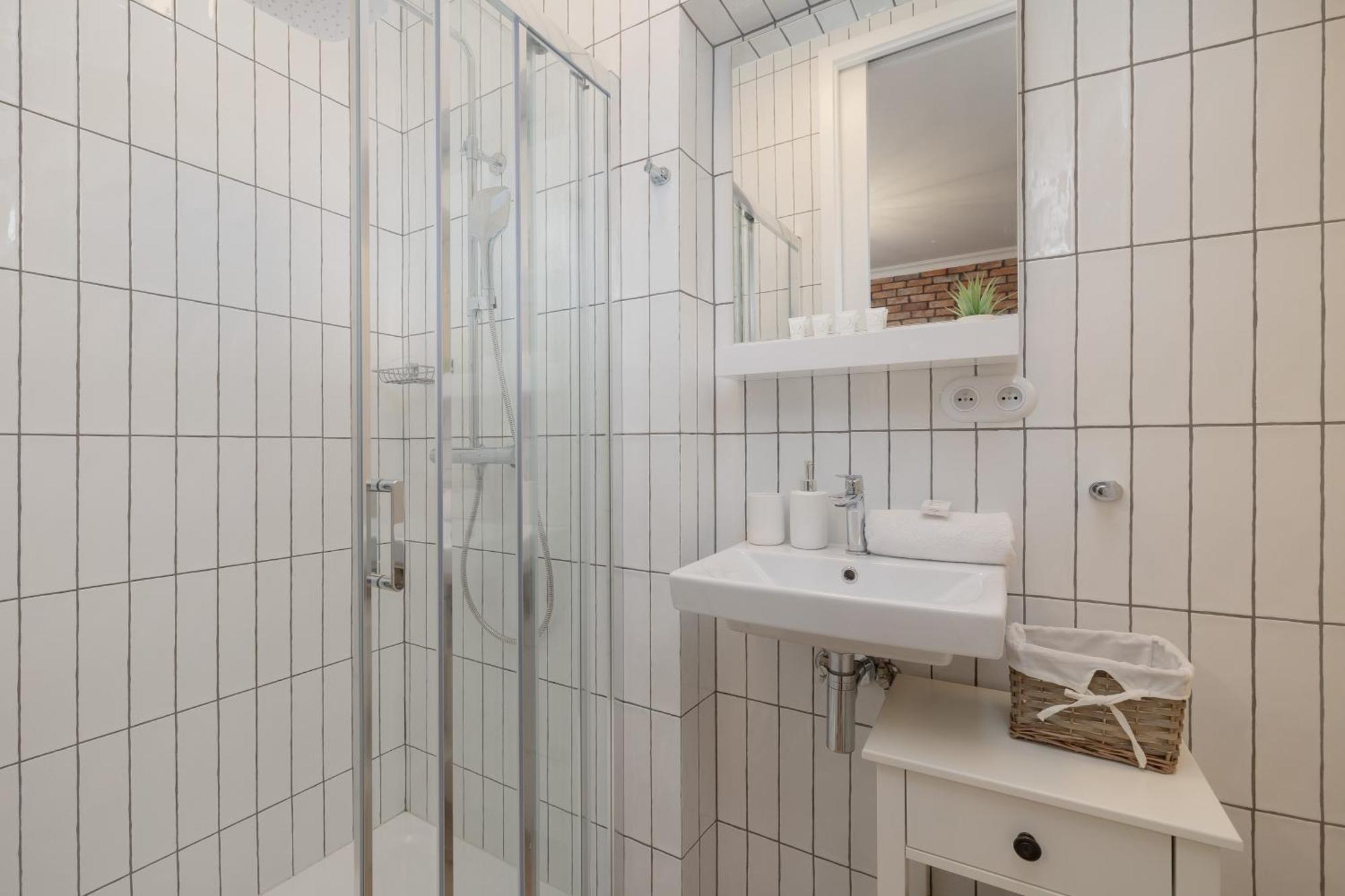 Beautiful & Stylish Dietla With Air Conditioning By Renters Apartment