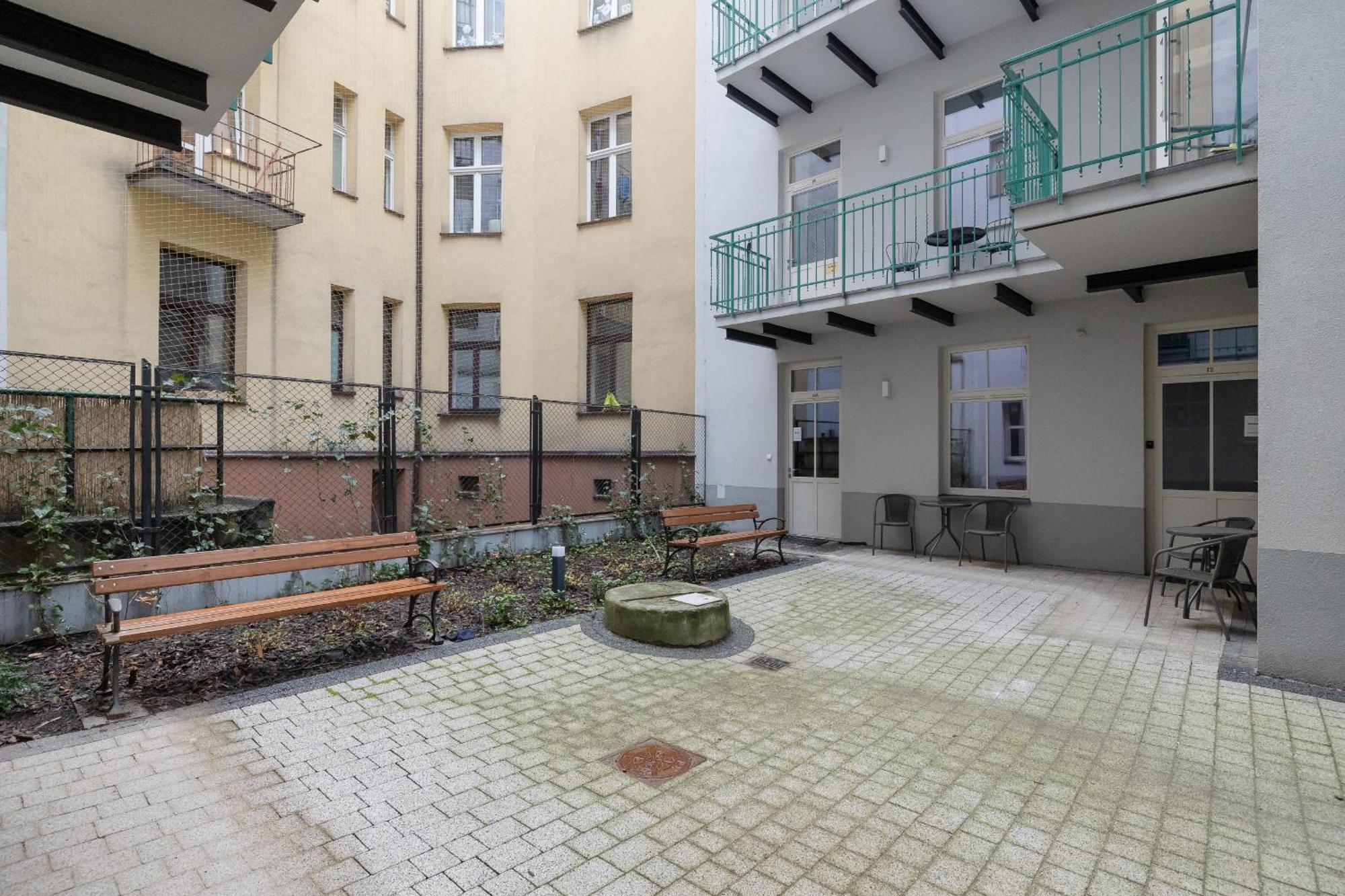 Beautiful & Stylish Dietla With Air Conditioning By Renters Apartment